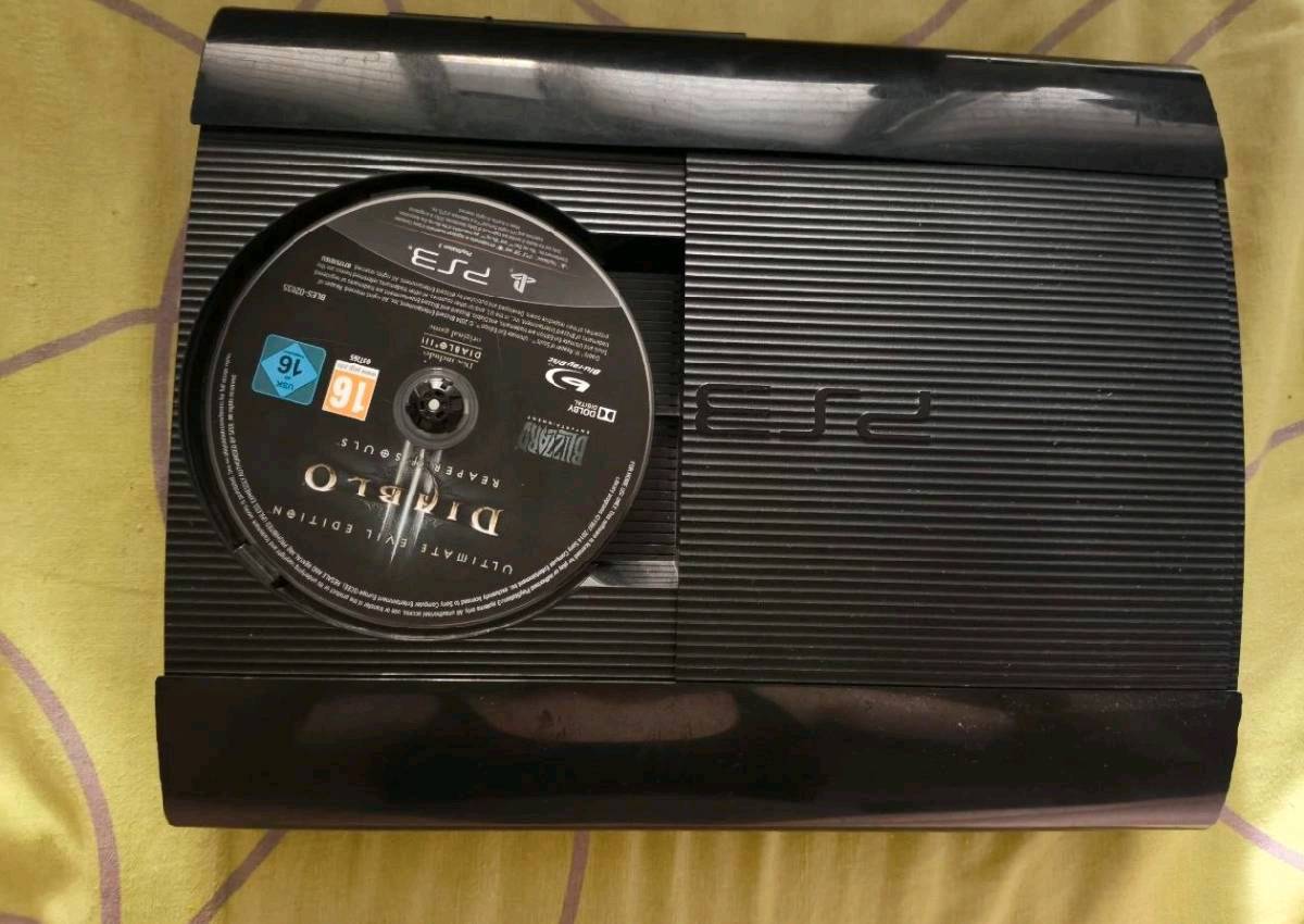 PlayStation 3 Super Slim 500GB (465GB) – Kompletny Zestaw + 2 Pady i 4 Gry