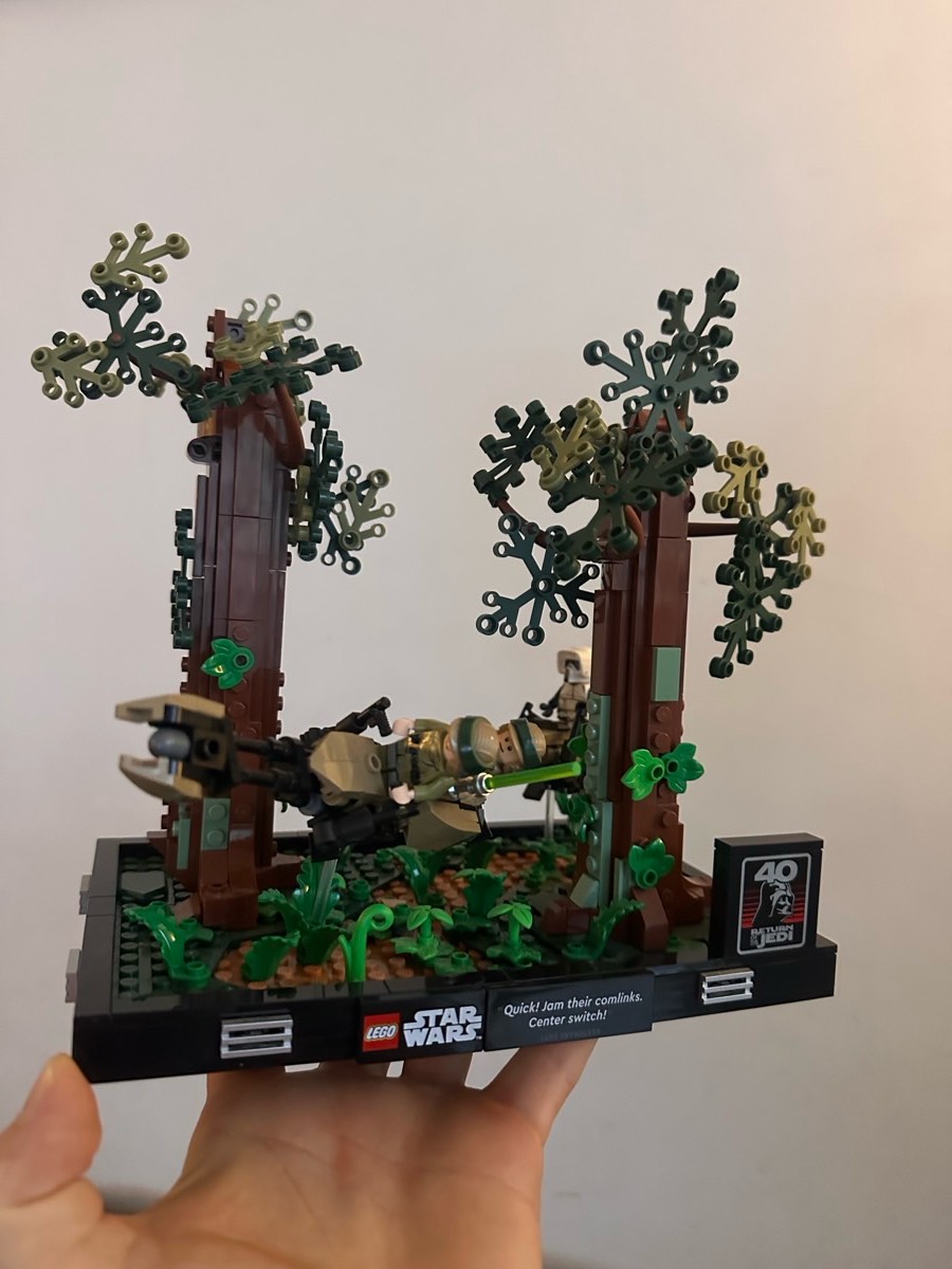 LEGO Star Wars Diorama: Pościg na ścigaczu przez Endor