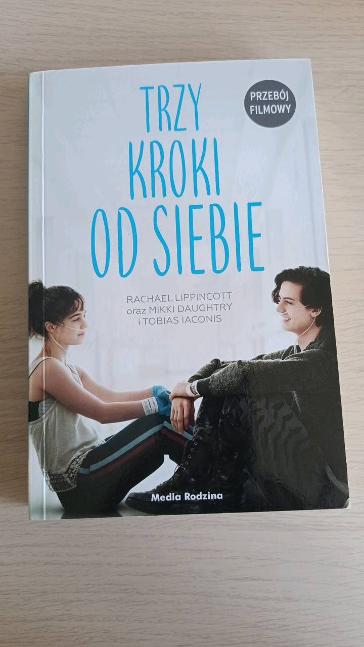 Trzy kroki od siebie