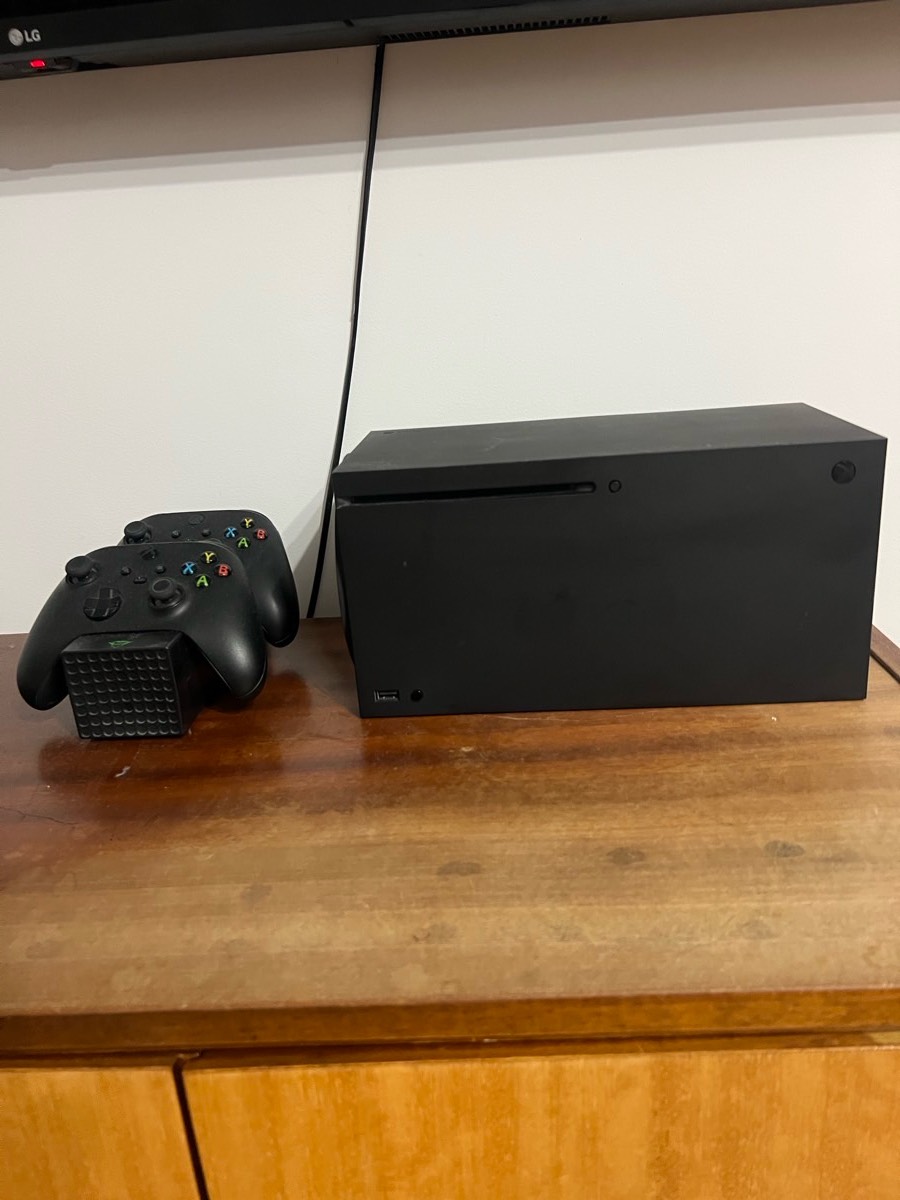 Xbox Series X 1TB + 2 pady + stacja dokująca 