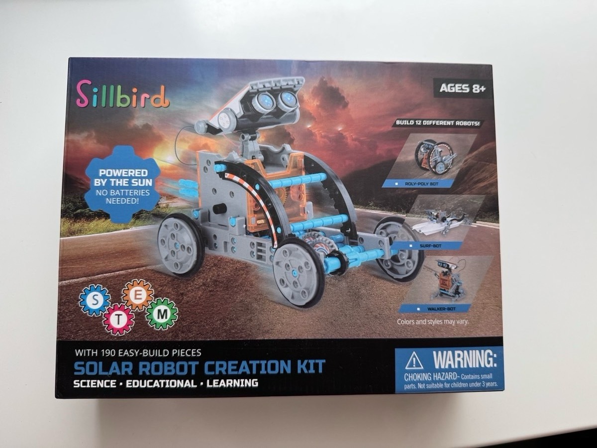 Robot do samodzielnego złożenia na baterie słoneczne 