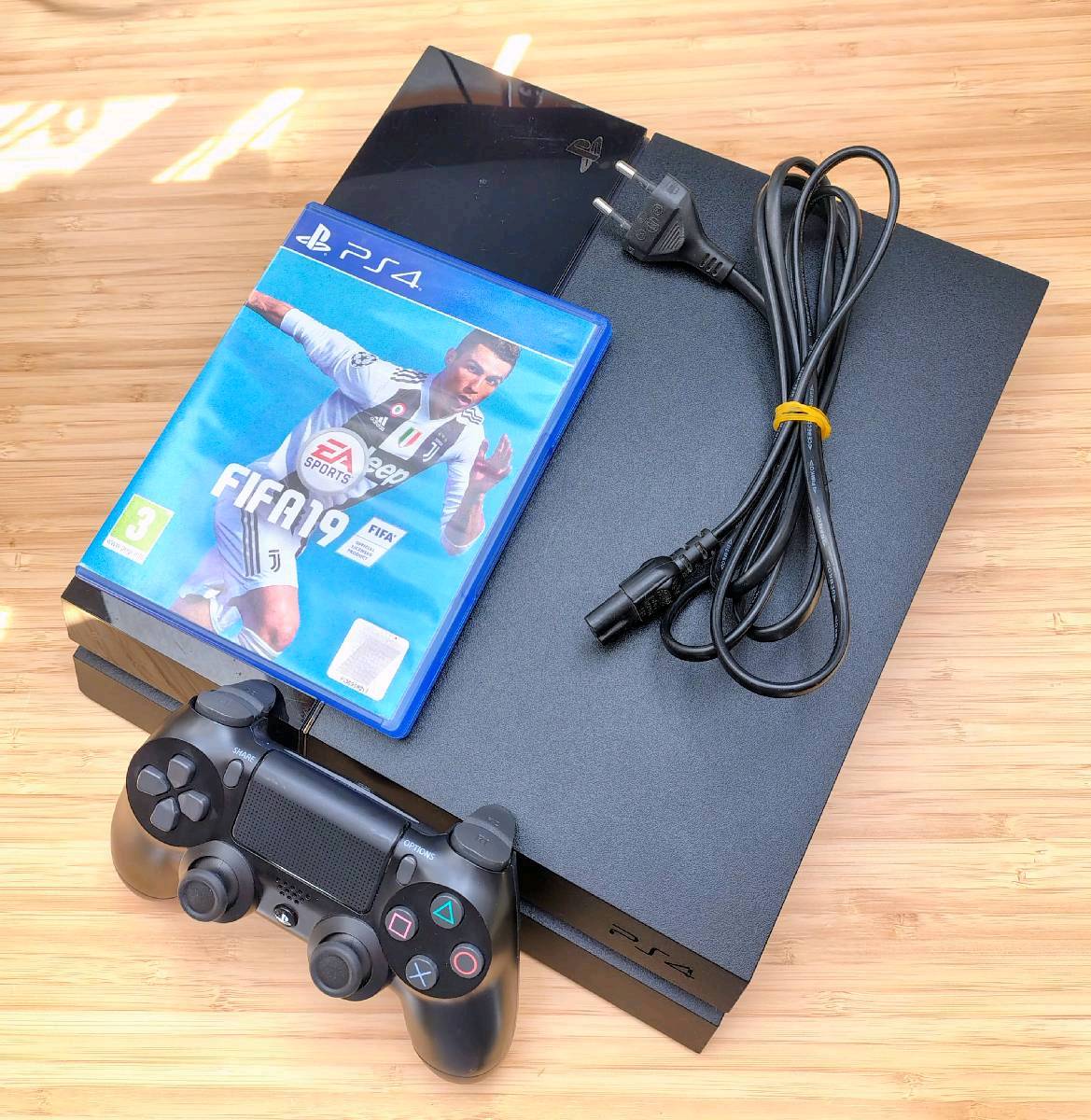 PS4 Fat 500GB + oryginalny kontroler DS4 + FIFA 19 | Odnowiona
