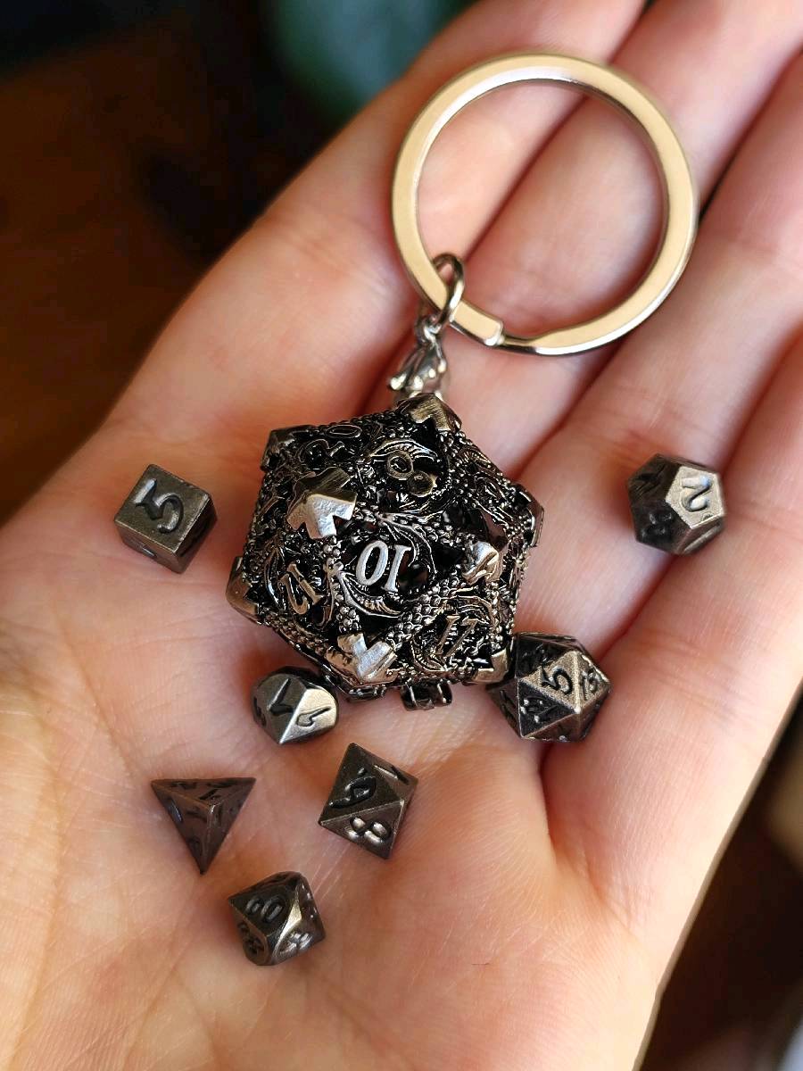 Brelok z smokami i kostkami RPG D20 