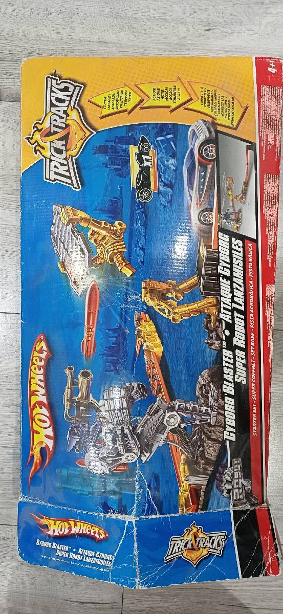 Zestaw Hot Wheels Trick Tracks Cyborg Blaster (Tor + Roboty)