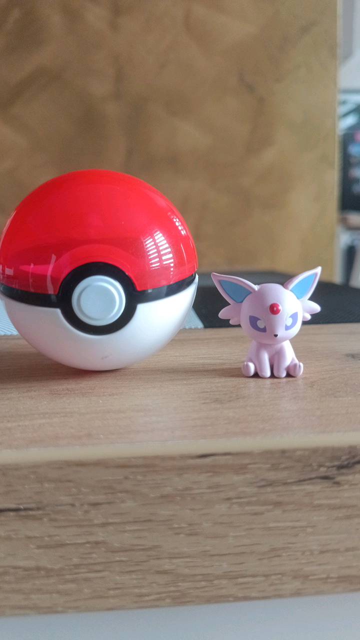 Orginalna figurka pokemon z pokeball