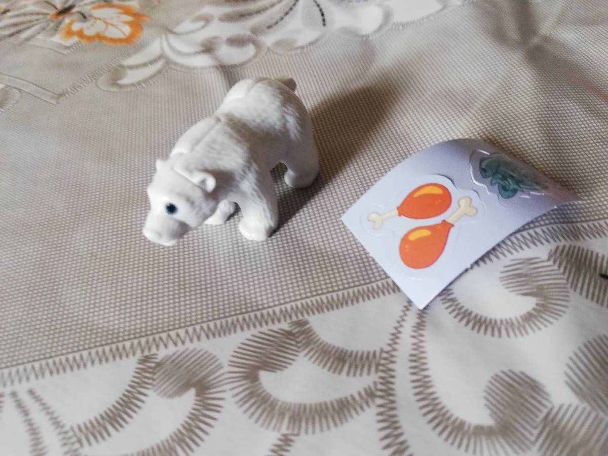 Zabawka dla dzieci Kinder niespodzianka figurka niedźwiedź polarny