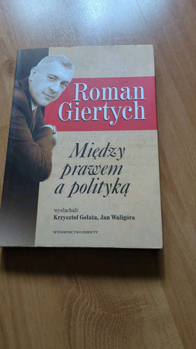 Między prawem a polityką