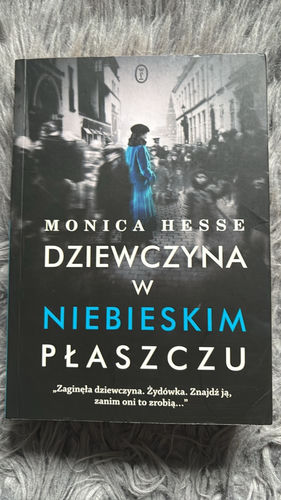 Dziewczyna w niebieskim płaszczu 