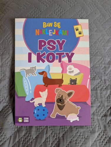 Psy i koty książka z naklejkami 