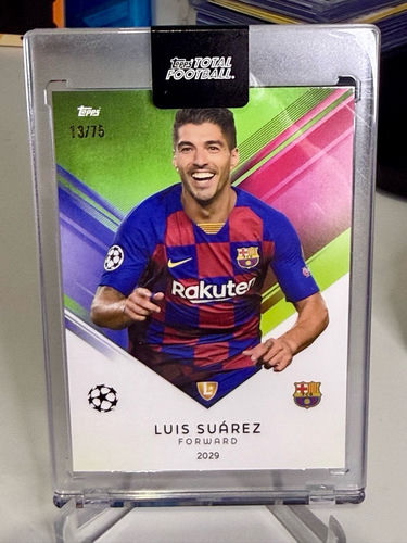 Luis Suarez Barcelona numerowana 13/75 karta kolekcjonerska Topps Total Football Magnetic Holder