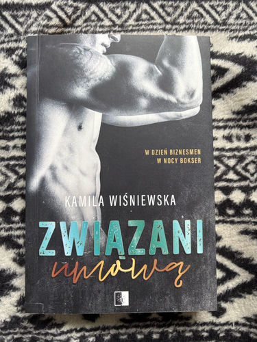 Związani umową
