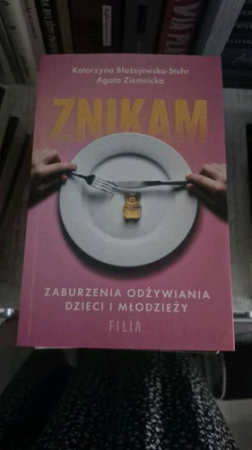 Znikam : zaburzenia odżywiania dzieci i młodzieży