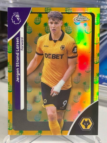 Jorgen Strand Larsen Wolverhampton Wanderers karta kolekcjonerska Topps Chrome Premier Pineapple Refractor