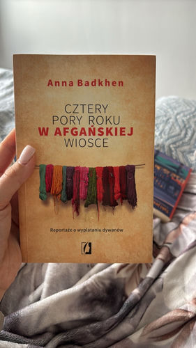 Cztery pory roku w afgańskiej wiosce : reportaże o wyplataniu dywanów
