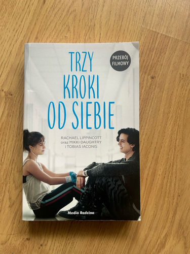 Trzy kroki od siebie