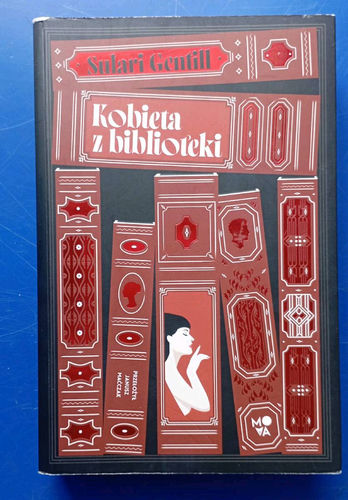Kobieta z biblioteki