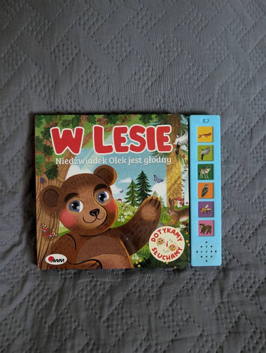 W lesie Niedźwiadek Olek jest głodny książeczka dźwiękowa sensoryczna dotykowa 