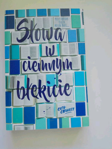 Słowa w ciemnym błękicie