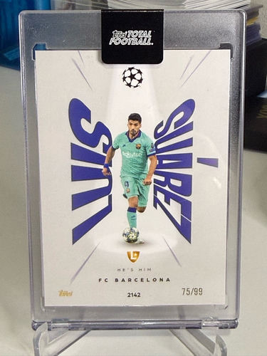 Luis Suarez Barcelona numerowana 75/99 karta kolekcjonerska Topps Total Football Magnetic Holder