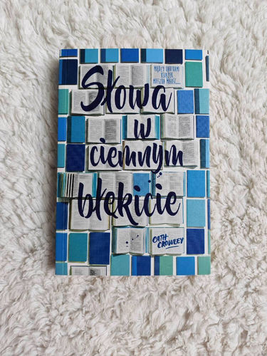 Słowa w ciemnym błękicie