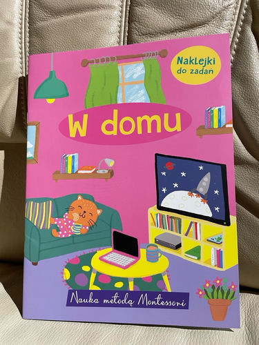 W domu Nauka metodą Montessori książka z naklejkami 