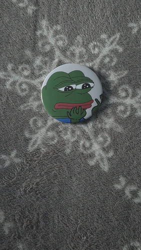 Przypinka do plecaka z Pepe