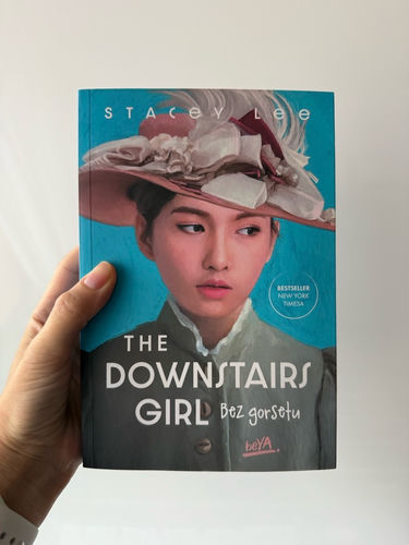 The downstairs girl bez gorsetu Stacey Lee