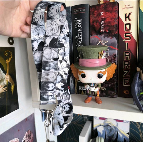 Smyczka do telefonu z bohaterkami różnych serii anime.