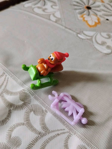 Zabawka dla dzieci Kinder niespodzianka figurka wiewiórka 