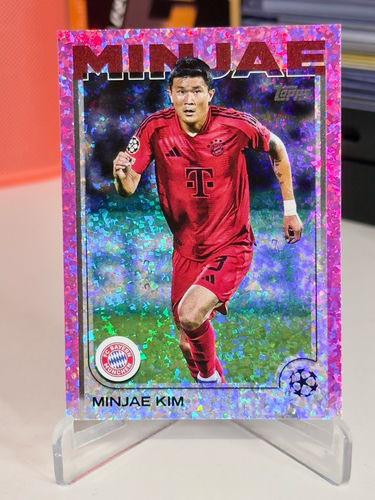 Topps UEFA Champions League Minjae Kim trading card, FC Bayern München, pink
