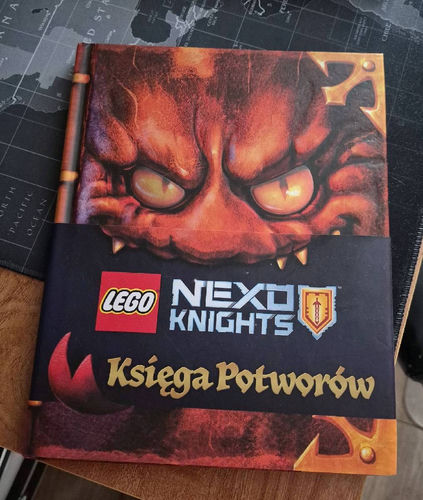 Księga Potworów" z serii LEGO Nexo Knights w twardej oprawie.