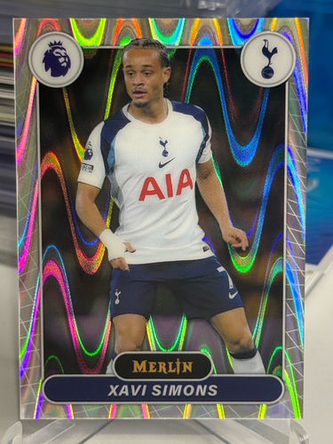 Xavi Simmons Tottenham Hotspur karta kolekcjonerska Topps Merlin Premier League Seismic Refractor 2026
